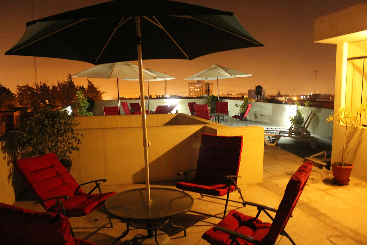 Terraza al atardecer con iluminación