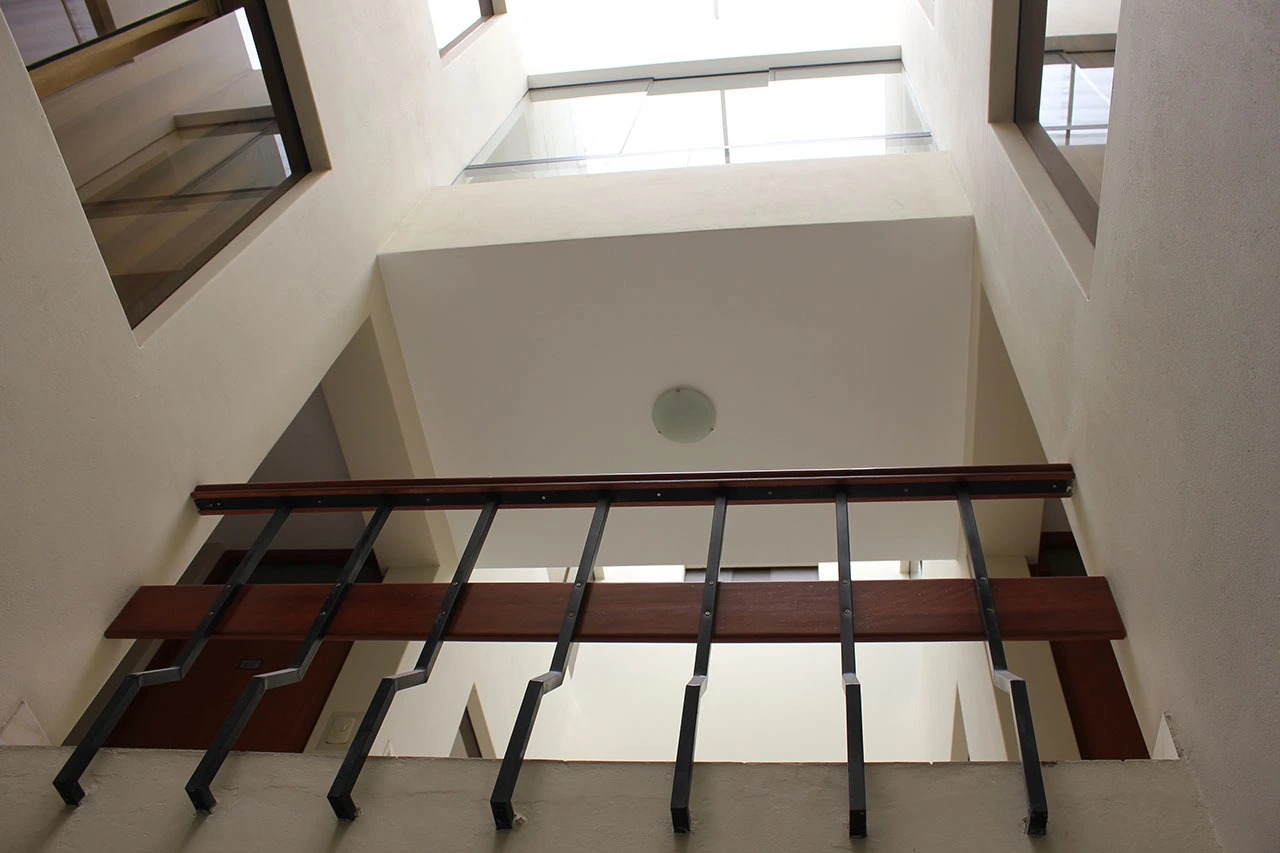 Detalle arquitectónico interior con barandilla de madera