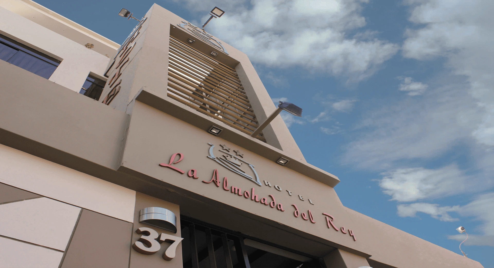 Primer plano del letrero del hotel con número 37