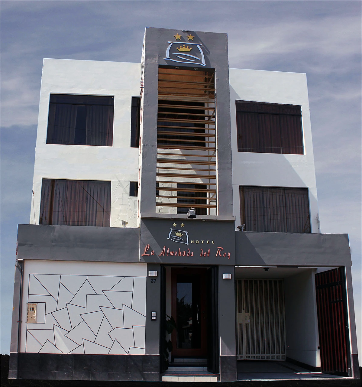 Fachada del hotel durante el día