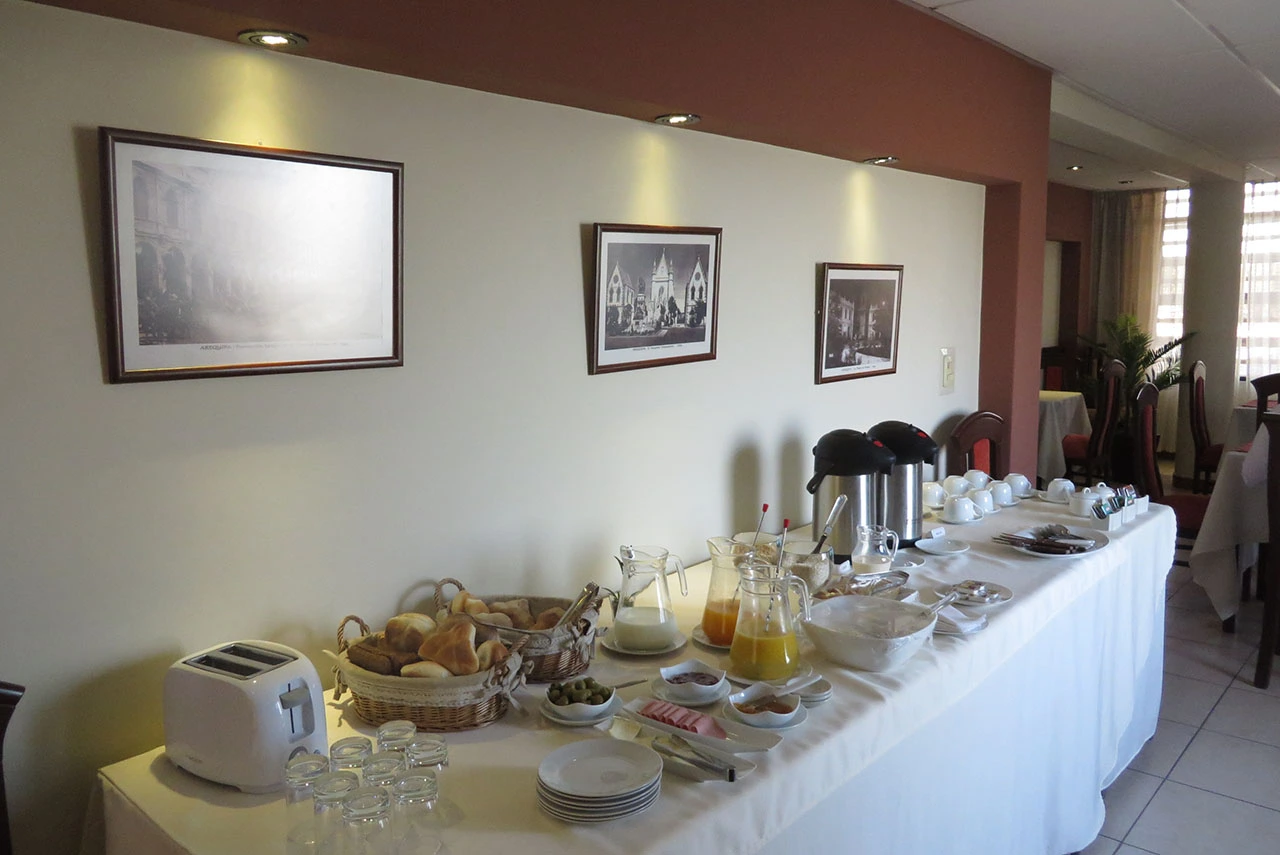 Mesa de buffet con desayuno y bebidas